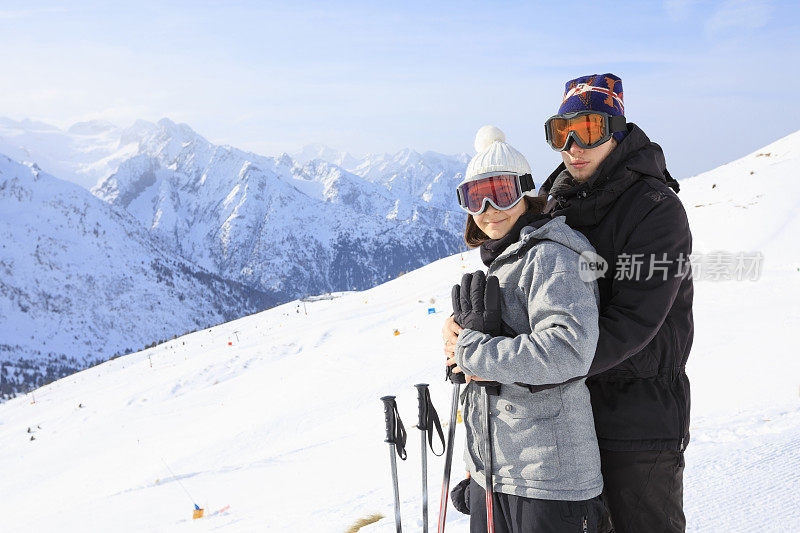 业余冬季运动一对年轻的女人和男人滑雪在阳光明媚的滑雪胜地Dolomites在意大利Passo Tonale